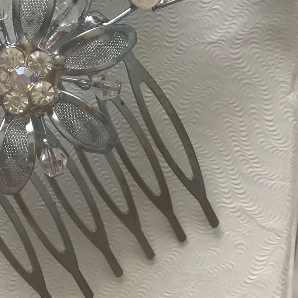 BRIDAL HAIR COMB Metal/Pearl/crystal. Gently used. - Picture 2 of 4